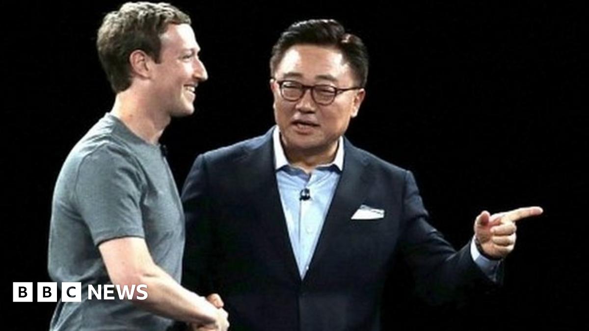 Mark Zuckerberg walks past VR headset-wearing audience at Samsung Galaxy Unpacked, MWC Barcelona, February 2016
